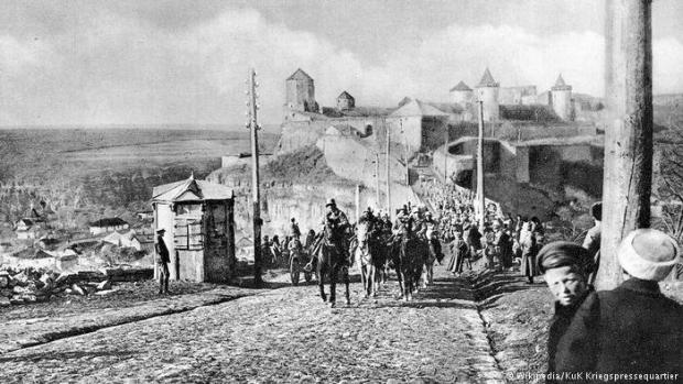 У лютому 1918 року Австро-угорські війська досягли Кам'янця-Подільського. Позаду видніється знаменита фортеця, відома з XIV століття як частина оборонної системи міста. З 22 березня 1919 по листопад 1920 Кам'янець-Подільський був столицею УНР. 