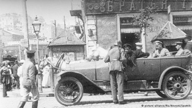 Німецький солдат перевіряє документи в Києві улітку 1918 року. В українській столиці невдовзі відкрилось Імперське торговельне представництво Німеччини.