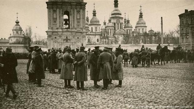 Софійська площа у Києві виконувала роль центрального місця зборів для усіх можливих політичних акцій, віче, молебнів та ефектних військових парадів. На цьому фото - німецькі військові перед Софійським собором весною 1918 року. 