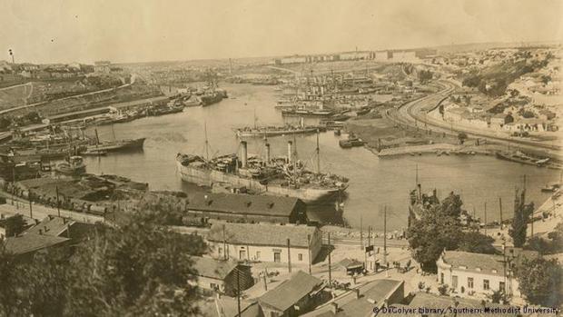 На цьому фото видно південну бухту Севастополя з кораблями, а також Лазарєвські казарми. Німецькі частини увійшли в місто 1 травня 1918 року. Керував операцією генерал піхоти Роберт фон Кош. 