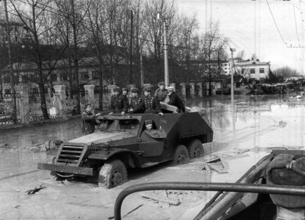 солдаты на БТР в районе затопленного стадиона "Спартак"