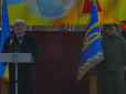 На церемонії з Порошенком знову знепритомнів солдат, який тримав президентський штандарт (відео)