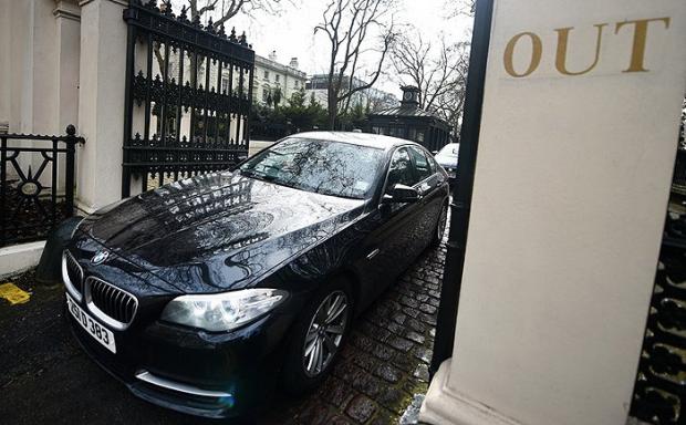 Россійське дипломатичне авто покидає посольство РФ в Лондоні, 20 березня 2018.
