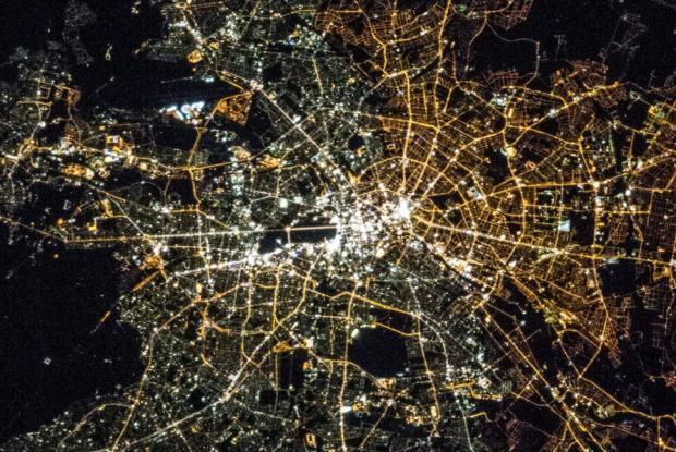 Колишній Східний і Західний Берлін. Коли місто ще був розділений, в Східному Берліні використовували натрієві лампочки для освітлення вулиць, в той час як в Західному Берліні використовувалися в основному галогенні. Ця різниця видна досі.