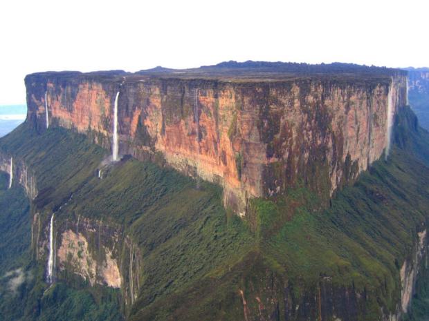 Венесуела, Бразилія і Гайана. Приголомшлива гора Рорайма позначає потрійний кордон, поділений серед цих трьох країн.