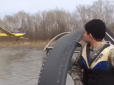 Опинився у річці: У мережі показали відео падіння легкомоторного літака в РФ