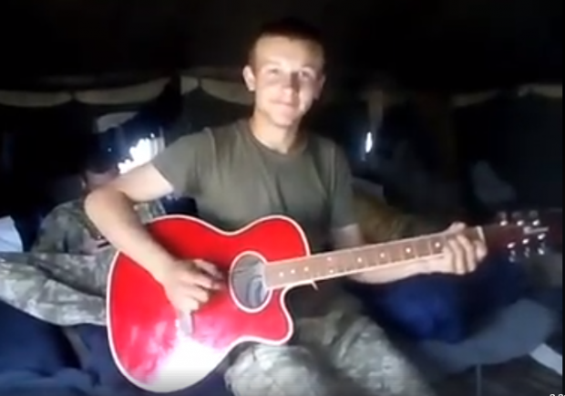 &#8220;Мамо, не плач&#8221;: Мережу вразило відео з останньою піснею 19-річного бійця ЗСУ, який загинув на Донбасі