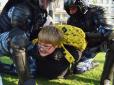 Хіти тижня. Два громили-поліцаї викручують руки дитині: Невинний школяр став символом акції насильства карателів Путіна у центрі Москви (фотофакт)