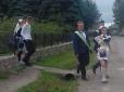 Хіти тижня. На Західній Україні скандал: Випускники шкіл одягли радянську форму