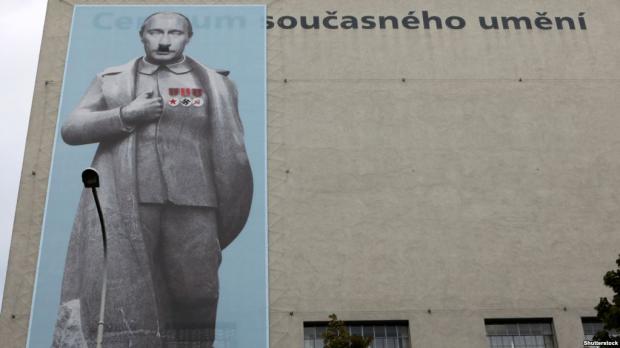 Банер на будинку в центрі столиці Чехії із зображенням президента Росії Володимира Путіна в одязі, як у радянського диктатора Йосипа Сталіна, та з вусами Адольфа Гітлера