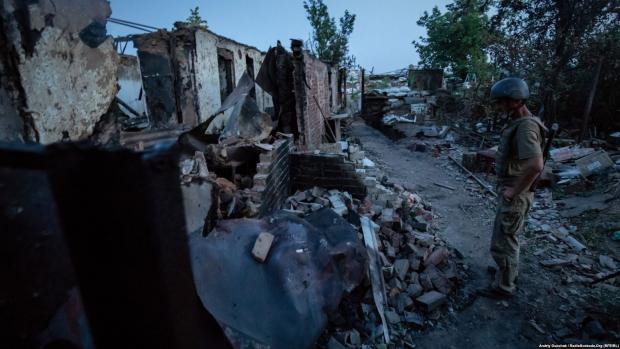 На фото - будинок, який міномети контрольованих Росією сил розбили пару днів тому. Усередині ще досі щось тліє, навколо відчутно запах диму