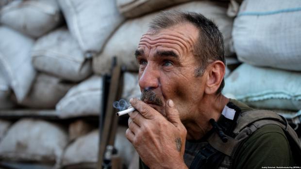 56-річний Віктор з Тернопільщини курить під час розмови. На передовій курять майже всі
