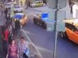 У мережі показали моторошне відео наїзду таксі на пішоходів у РФ
