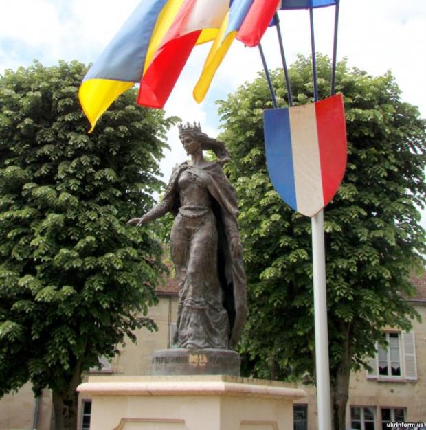 Пам’ятник королеві Франції Анні Ярославні (Анні Київській) у Санлісі (Франція)