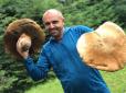 Тільки липень постукався у двері: Українські Карпати знов дивують величезними грибами (фотофакти)