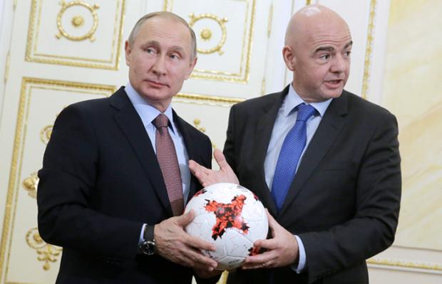 А это новый глава ФИФА Джанни Инфантино подарил президенту России Владимиру Путину созданный для матчей Кубка конфедераций 2017 года футбольный мяч "Красава". Инфантино не слазил с Путина во время всех матчей. Подарил футболку, жал руку, целовался, бухал.