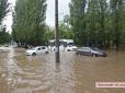 Босі пішоходи та авто-потопельники: Миколаїв став жертвою потужної зливи (фото, відео)
