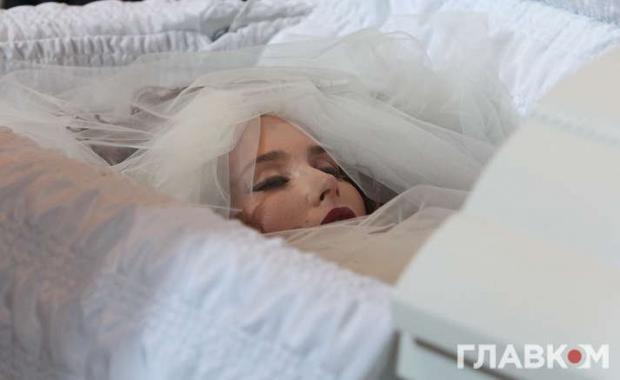 Після загибелі в автокатастрофі Бережну поховали у весільній сукні. Вона не була заміжня