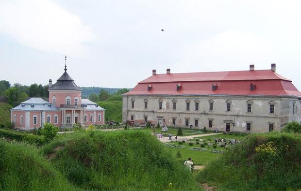 На фотографії зображений Золочівський замок, який знаходиться в 70 кілометрах на схід від Львова