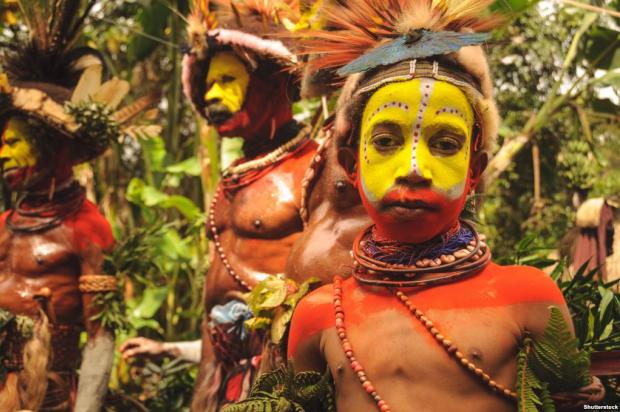 Це – представники народу хулі. У Папуа – Новій Гвінеї вони з 8 мільйонів населення країни складають чверть мільйона. Вважається, що перші жителі Папуа – Нової Гвінеї мігрували на острів понад 45 тисяч років тому. Деякі з цих спільнот тисячоліттями ведуть безперервний конфлікт із сусідніми народами
