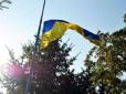 На Донбасі заробітчанин, котрий щойно повернувся з Росії, зірвав державний прапор з прокуратури