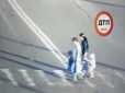 І відразу втік: П'яний водій авто на євробляхах збив родину із дітьми на пішохідному переході в Києві (відео)