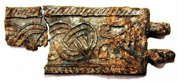 Фрагмент браслета, найденный при раскопках