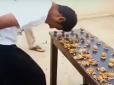 Міцний лоб: Індієць розколов головою 217 горіхів за одну хвилину (відео)
