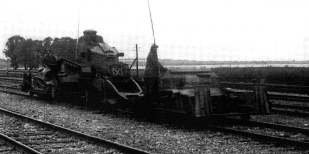 Патрульный бронепоезд TK-R-TK с двумя танкетками TK (одна с радиостанцией) и одним «Рено»