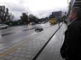 В Україні вирує стихія: Вітер зносить автобусні зупинки (фото)