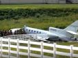 Страшна катастрофа: У США при посадці літак розколовся надвоє, є загиблі (фото)