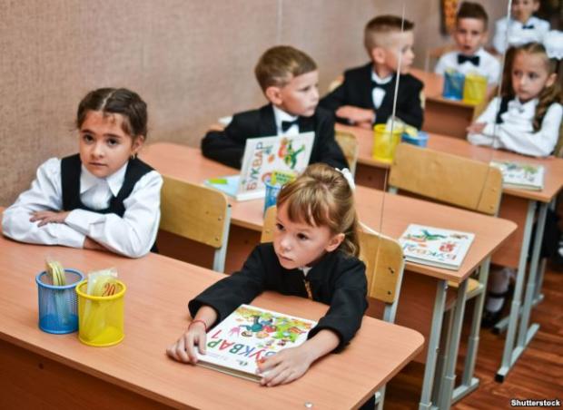 Першокласники з українськими букварями в одній зі шкіл Одеси, 1 вересня 2017 року
