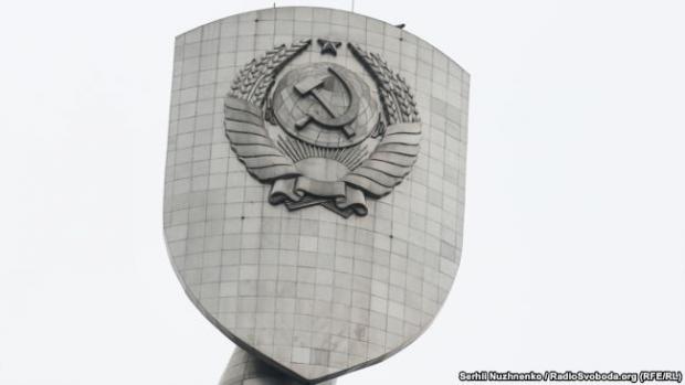 Герб СРСР на монументі «Батьківщина-Мати». Київ, 12 квітня 2018 року