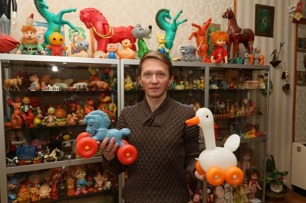 Павло Морозовський тримає у руках свої дитячі іграшки