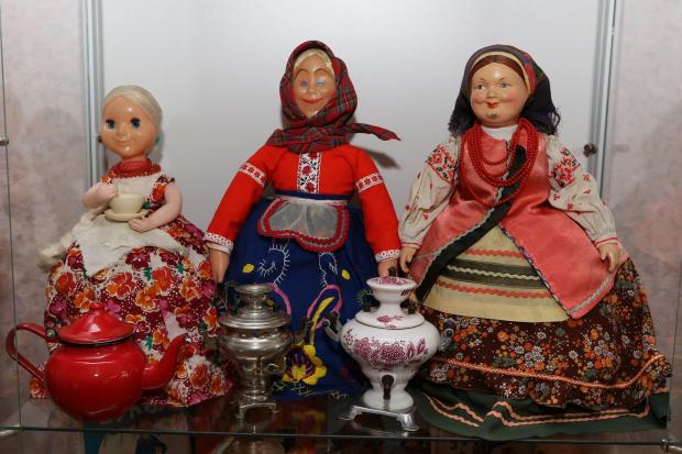 Ляльками з широкими спідницями накривали чайники, щоб довше зберігати температуру води