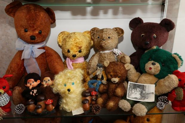 Біля експонатів музею можна побачити старі фото, на яких зображені діти з цими іграшками