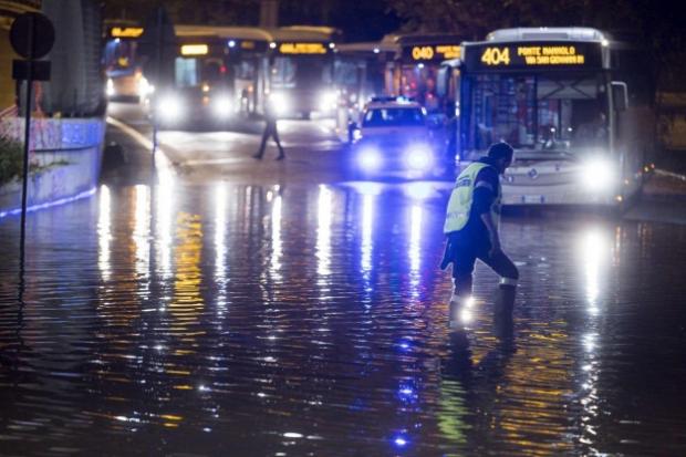  Затоплені після зливи вулиці Рима
