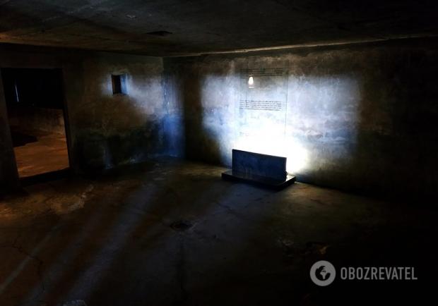 Кімната, яка передує залу крематорію з печами. У ній зберігалися тіла в'язнів до спалення