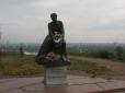 Моторошна знахідка у Києві: Біля пам'ятника відомому актору знайшли дивну могилу дитини