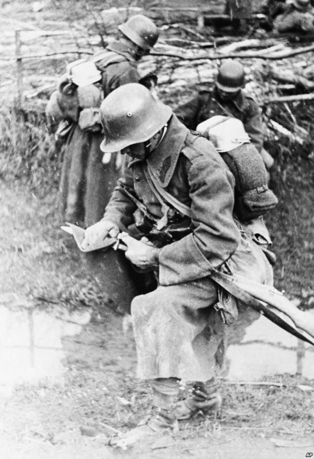Угорський солдат змиває кров зі свого штик-ножа після збройного протистояння з бійцями Організації народної оборони «Карпатська Січ», які обороняли місто Хуст, 16 березня 1939 року
