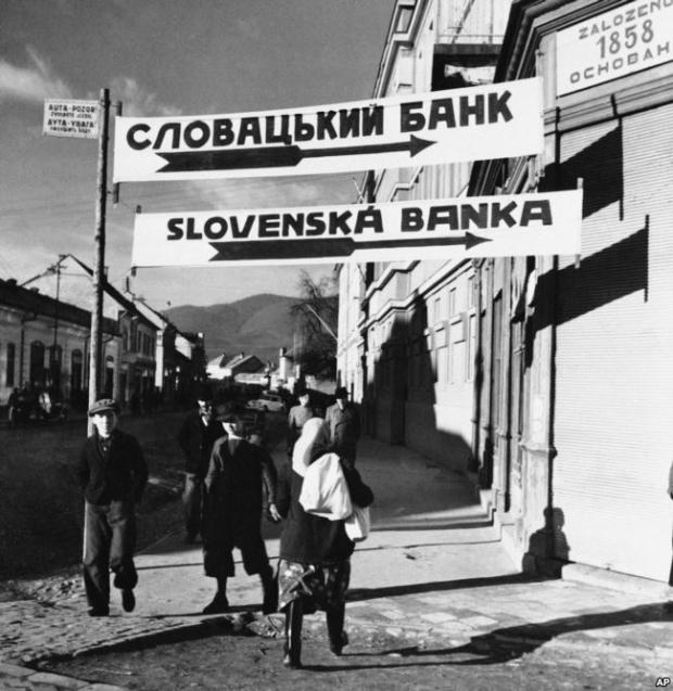 Вказівники на головній вулиці міста Хуста. Карпатська Україна, Хуст, 27 січня 1939 року