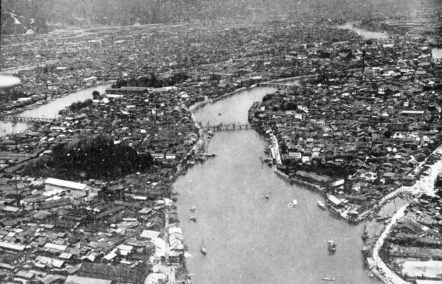 Вид з повітря на густонаселений район Хіросіми уздовж річки Motoyasugawa, який прийняв на себе головну міць ядерного удару і був повністю зруйнований