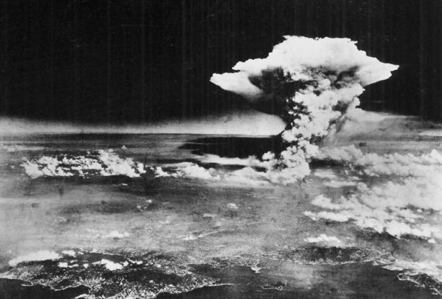 6 серпня 1945 американський бомбардувальник B-29 скинув атомну бомбу на Хіросіму. Близько 80 000 чоловік, як вважають, були вбиті, і ще 60 000 вижили і померли від травм і впливу радіації до 1950 року