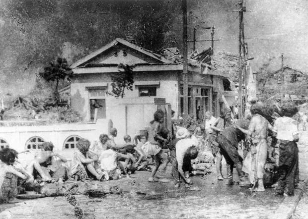 Ті, що залишилися в живих після вибуху першої атомної бомби, чекають екстреної медичної допомоги в Хіросімі, Японія, 6 серпня 1945 року