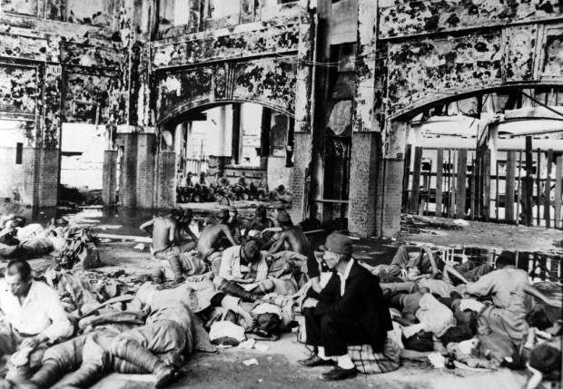 Японські війська, які беруть участь в ліквідації наслідків ядерного вибуху, відпочивають в залізничній станції Хіросіма, яка вціліла після бомбардувань