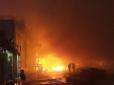 У мережі показали фото та відео масштабної пожежі на заводі під Одесою