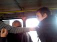 ''Ти - убл**ок, плати'': У Львові водій маршрутки напав на неповнолітнього через пільговий проїзд (відео)