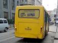 Прямо під час руху: У львівської маршрутки відірвалися задні колеса (відео)