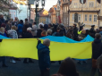 На честь Оксамитової революції: У Празі разгорнули величезний прапор України (відео)