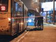 Жахлива смерть: У Києві ремонтника розчавило тролейбусом, який випадково просів (фото, відео 12+)